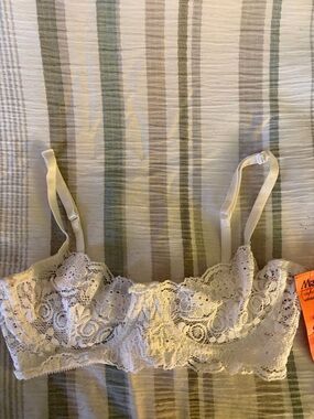 Scalloped Lace Underwire Bra in White